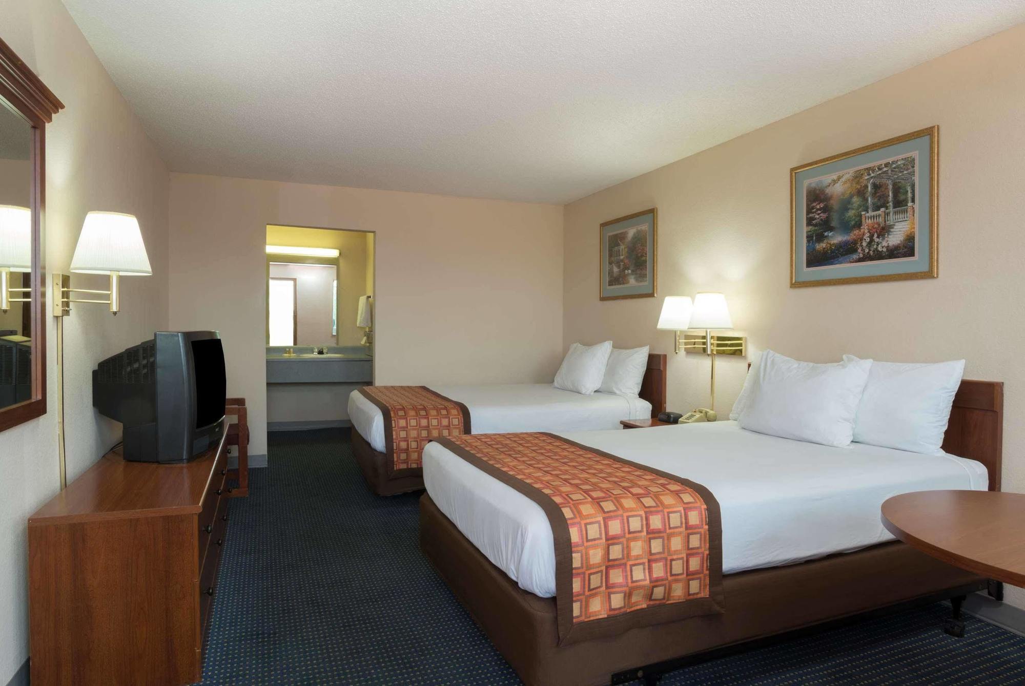 Days Inn By Wyndham Indianapolis East Post Road Exterior photo